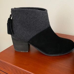 * SOLD * Grey and black booties with tassels.